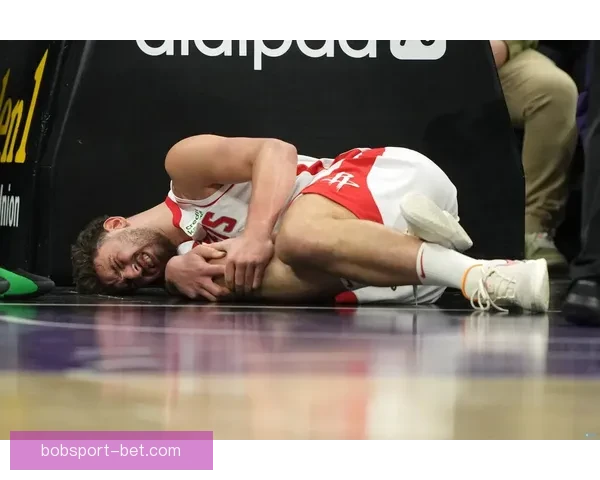 申京疑似腰部受伤比赛中多次捂腰一度被迫返回更衣室 申京疑似腰部受伤比赛中多次捂腰一度被迫返回更衣室